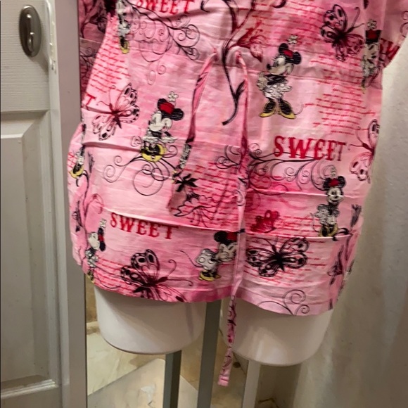 Disney Minnie Mouse scrub top - Picture 6 of 7